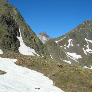 Col d’Estom Soubiran, 2 652 m - Entre le lac Glacé, avant d’arriver au lac du Col, le Vignemale dans l’échancrure du col... 