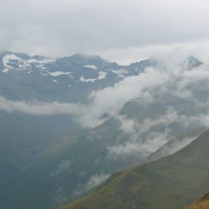 Chaîne ennuagée du Pic Lézat (alt. 3107m.) Pyrénnées du Haut-Luchonnais 