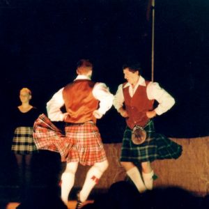 Tayside Folk Dance & Music - Ensemble de Dundee, figure de la danse des épées