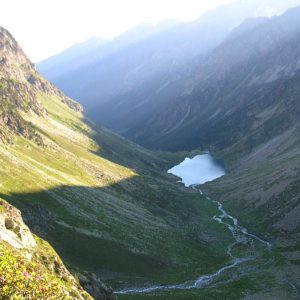 Gave d’Estom Soubiran - À 1 925 m, vue du sentier au petit matin, qui mène au col des Gentianes