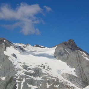 Le glacier d’Ossoue - Entre le Montferrat, 3 219 m, et le Vignemale (à droite), 3 298 m, le glacier se situe à 2 419 m à sa base et à 3 195 m à son sommet
