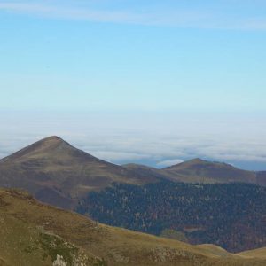Areng et Aspet - La montagne d’Areng (2 079 m) et le pic de mont Aspet (1 849 m) vus du mont Né