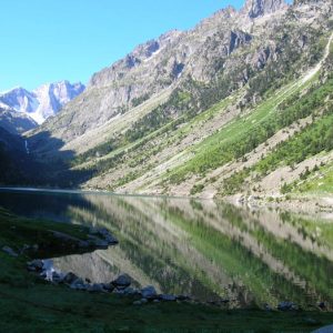 Le lac de Gaube - À 1 725 m ; ... au lever du soleil sur le lac il est encore possible de profiter de sa beauté dans le calme et le silence... 