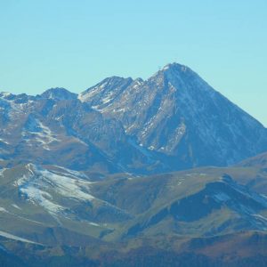 Pic du Midi de Bigorre - À 2 876 m d’alt, le pic du Midi, au-devant le Plo Del Naou (1 754 m), vers le col d’Aspin