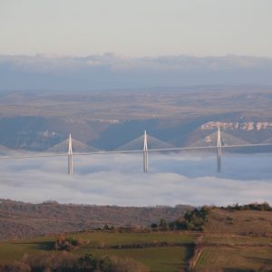 Le Viaduc de Millau, "voilier" sur la mer de nuage