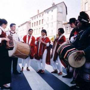 Fraternité des Peuples - Bagad du Tregor de Gwengamp, Awatinas de Bolivia, Krida Budaya d’Indonésie... 