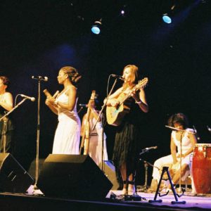 ...Morena Son... ! Sept jeunes et jolies femmes de Santiago de Cuba, musiciennes accomplies et absolument enthousiasmantes... au possible... ! 