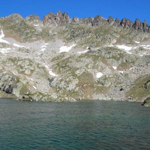 Aiguilles du pic Arrouy - Ces aiguilles (à 2 710 m) au-dessus du lac du Pourtet, sont très belles a voir. Elles me faisaient penser à la dentition d’une mâchoire de saurien antédiluvien... !
