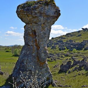 Roc dressé - Chaos de Nîmes-le-Vieux