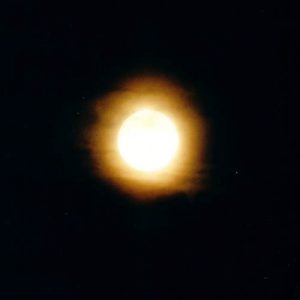 Igaluck - Dans le symbolisme Inuit, la pleine lune de la longue nuit polaire est masculin