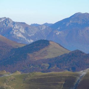 Pics du Gar et Cagire - Ici en arrière plan du sommet de l’Oudérou, le pic de Cagire (1 912 m)