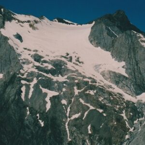Glacier d’Ossue - Entre le Vignemale (à droite) et Montferra, 3 219 m (à gauche), le glacier à 3 150 m, vu du Col des Gentianes