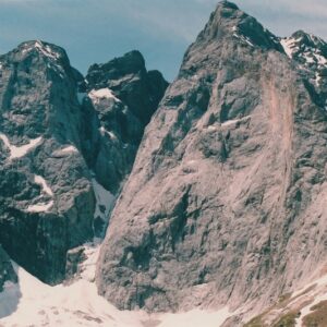 Le Vignemale la face Nord, - à 3 298 m d’altitude, ce bloc de roche dressé vers le ciel, est une force magnétique qui imprègne de sa puissance