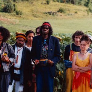 Karom Thomasson - Cosmosapiens 2000, fut le concept et la création de l’artiste Karom Thomasson, à droite sur la photo... En partant de la gauche... Wayne Jowandi Barker, David Ngoombujurra Starr, et Djunawong Stanley Mirindo... 
