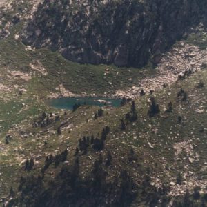 Lac Hount Hérède - Petit lac situé à 2 079 m d’altitude, ici en perspective depuis les lacs d’Estibe Aute...