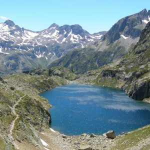 Le lac Nère - Arrivée en surplomb du lac du Pourtet au lac Nère situé à 2 309 m, à l’horizon au sud, le grand pic de Péterneille (2 764 m) et la pointe de La Muga (2 727 m)