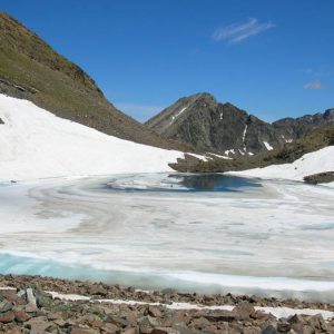 Lac du Col - Encore glacé fin juin, le petit lac du Col avec en fond le pic de Pébigneau