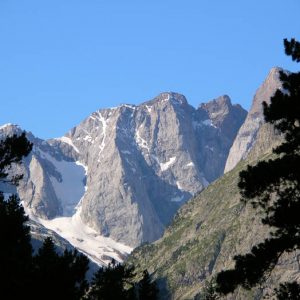 La pointe Chausenque - En arrivant dans la vallée de Gaube, avant le lac, le piton Carré 3 197 m et la pointe Chausenque 3 204 m