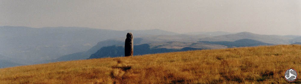 Menhir à la Cham des Bondons - Mont Lozère, à l’horizon le causse Méjan