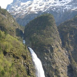 La cascade d’Oo... devant le piton d’Espingo, 2 406 m d’altitude