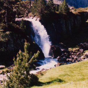 Cascade du lac d’Estom - À 1 800 m, cette cascade suit le déversoir du lac d’Estom