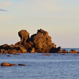rochers de la pointe ouest du Cap d'Agde, le soir