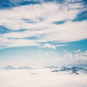 Mer de nuages (et cirrostratus) en Pyrénées - Au-dessus de la Mongie, en Bigorre, au loin... massif de l’Arbizon