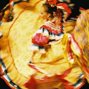 Tourbillon étincelant... Danseuse du Ballet Huichol... Mexique