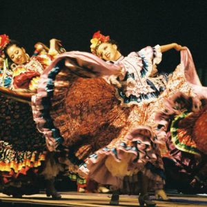Ballet Huichol... Cet ensemble du Mexique est composé de 25 danseuses et danseurs et d’un mariachi* de 10 musiciens *Mariachi veut dire... : ... « un concept musical des plus intéressant »...