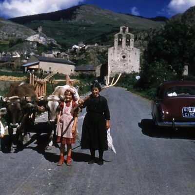 ... en 1957 près d'un village vers Font-Romeu dans les Pyrénées-Orientales ; tenant la main d'un "papé" j'étais visiblement intrigué par "les grosses bêtes" !