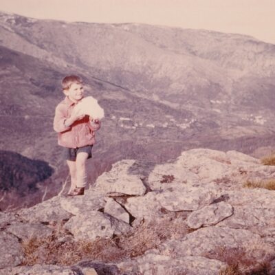 1960 - ... avec "Mum" en fevrier sur le Mont du Bougès, devant les Rochers des Trenzes en Lozère. 