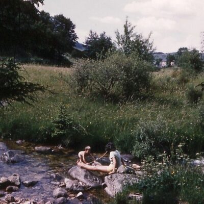 1960 ...tout nu dans « Bonheur » rivière qui prend sa source au Mont Aigoual, avec une sœur aînée dans les Cévennes - Gard