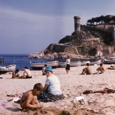 1960 la plage de Tossa de Mar, un regard de "Mum" vers les activités du fiston ...