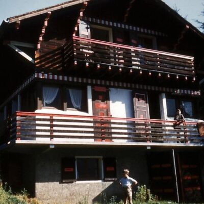 1961 Chalet à Chamonix, où nous allons y séjourner plus de 2 mois...  un été particulier ! (ici avec un de mes frères aînés sur le balcon)