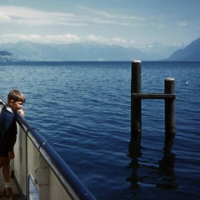 1961 Le Lac Léman en Suisse, ce petit garçon avait huit ans...