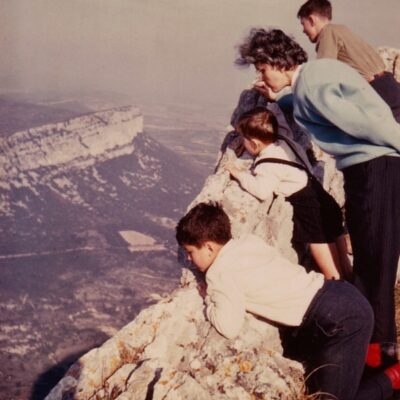 1961 ... de retour en Languedoc, au sommet du Pic St-Loup, « Mutti » et ses trois garçons ...