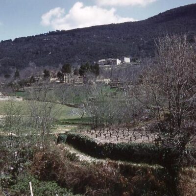 1962 « La Bouscarasse »* et le Montvaillant, vue des Plants vers Calviac du côté de Lasalle dans le Gard - *(de "bouscas", châtaignes)