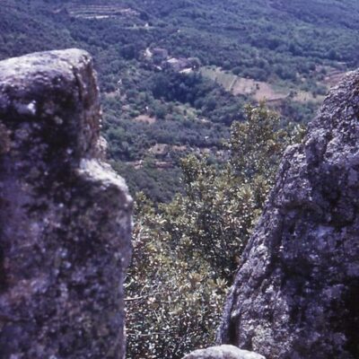 1962 « La Bouscarasse » vu du Chemin des Crètes. C'est dans ces Cévennes des "Camisards" entre 62 et 69 que j'ai découvert ce qu'était la nature, sa rudesse et sa beauté farouche, où l'eau est très précieuse !