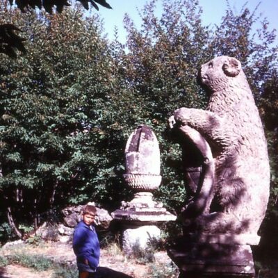 1963 ... à 10 ans dans les jardins de Bomarzo Italie