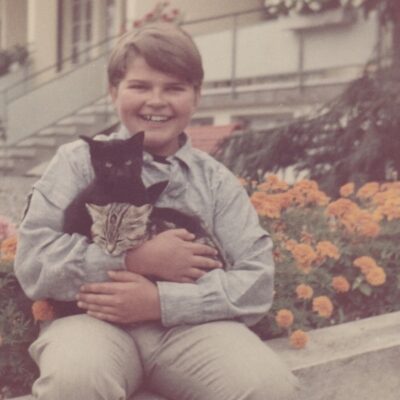 1966 - devant l'hôtel à Interlaken en Suisse, déjà des affinités certaines avec ces petits félins, qui m'ont accompagné tout au long de ma vie, et encore aujourd'hui...