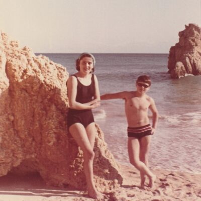 1967  ...avec ma sœur à la plage de Faro en mai, la « metamorphosis » en mouvement..., Praia Da Rocha - Portugal