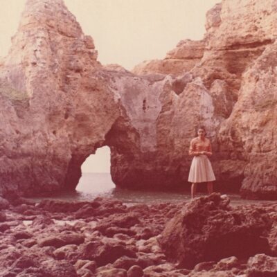 1967 ... une de mes soeurs dans ces rochers de "Praia Da Rocha" à Faro, Portugal