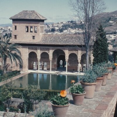1968 ...à l’Alhambra en Andalousie (Espagne). Ce sera mon dernier voyage avec mes parents. Le “tsunami” de la « contre-culture » arrivait, j’en ai pris l’idée essentielle, “la vie en itinérance”… hors des conformismes, j’en ai payé le prix fort, exorbitant même ! Le prix à payer d'une certaine “originalité” en toute indépendance, sans doute relative, bien sûr...