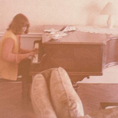 1970 - ...une impro. à la Syd Barrett (Pink Flyod); sur le vénérable piano ancestral qui n'était sans doute pas fait pour ce genre de “vibrations sacrilèges”... !